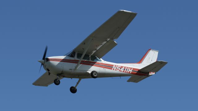 Cessna Skyhawk (N5411H) - N5411H landing at KMDW. Photo taken from the corner of 63rd and Central.