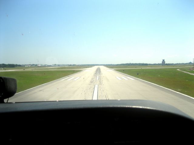 Cessna Skyhawk (N61681) - Landing runway 7