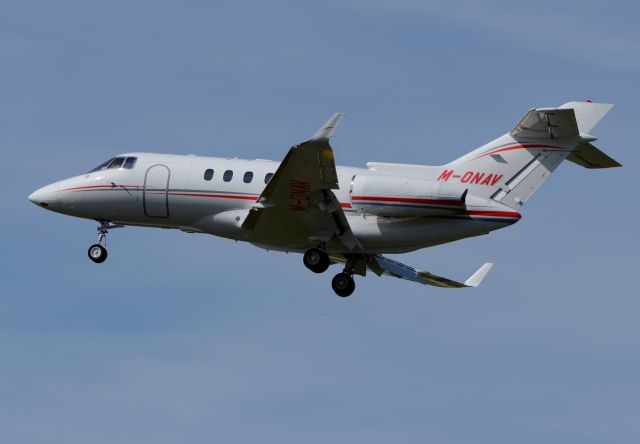 Hawker 800 (M-ONAV)