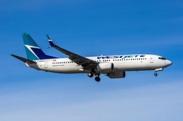 Boeing 737-800 (C-GWUX) - WestJet 737-800 C-GWUX with Scimitar Winglets