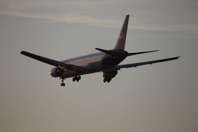 BOEING 767-300 (N143FE)