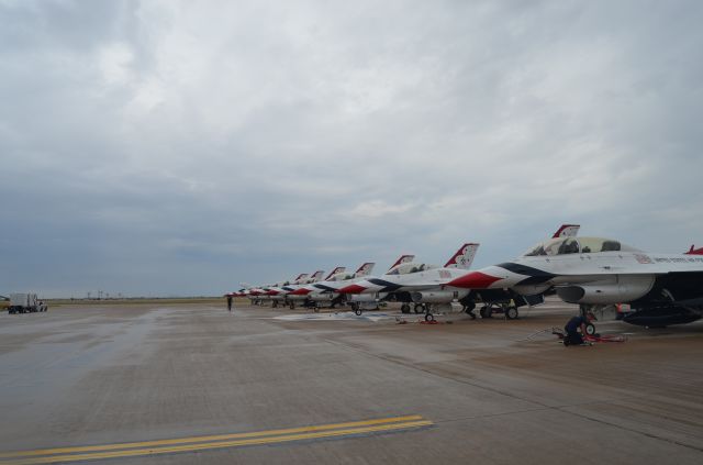 — — - USAF Thunderbirds at the 2015 Airsho in Midland, TX