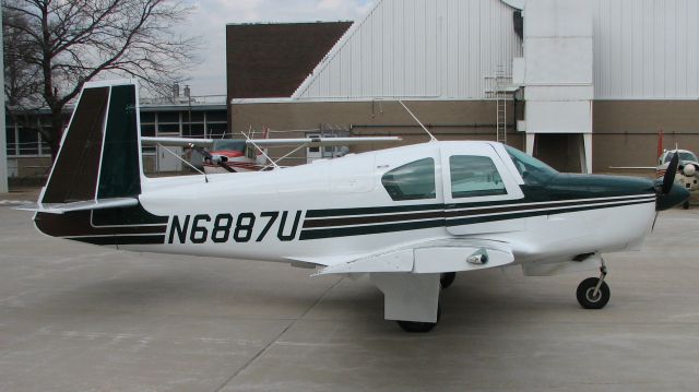 N6887U — - This is the complex airplane at Ace Pilot Training.  Fun to fly.  Especially when you want to cycle the gear.