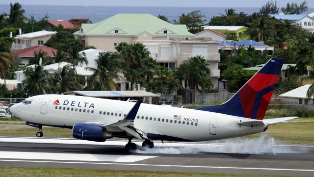 Boeing 737-700 (N307DQ)