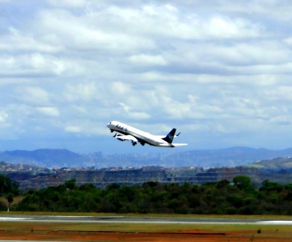 Embraer ERJ-190 (PR-AZH)