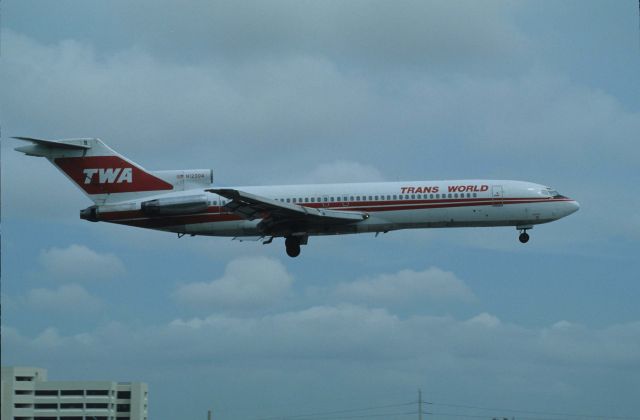 BOEING 727-200 (N12304) - Short Final at Miami Intl Airport on 1990/08/26