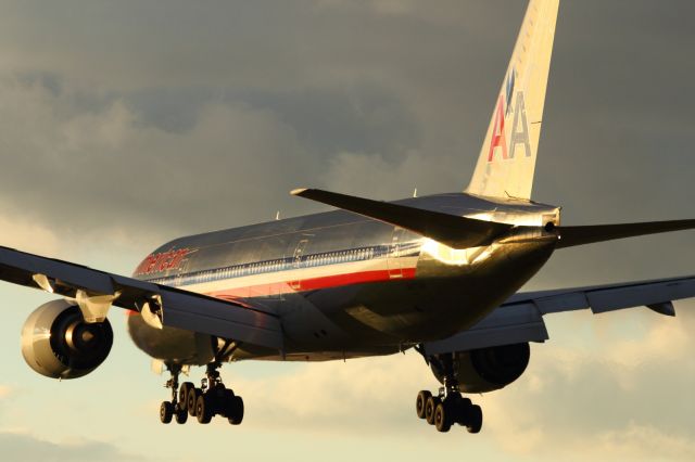 Boeing 777-200 — - Landing on runway 027L at LHR.