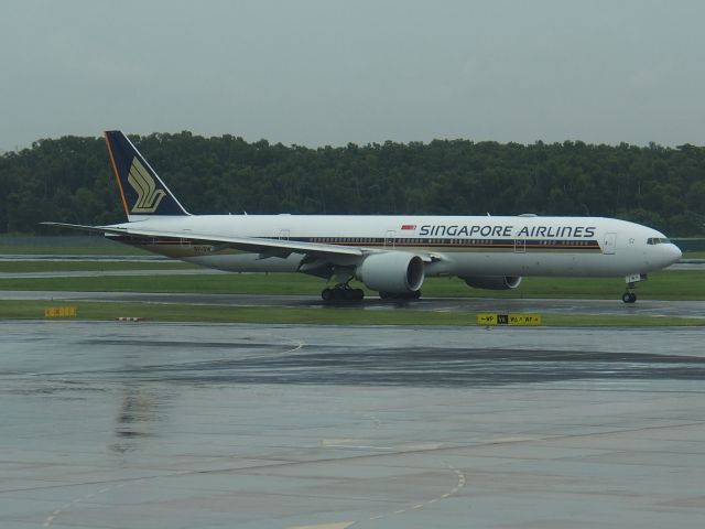 BOEING 777-300 (9V-SWY) - Taxying to stand in wet gloomy weather in Singapore.