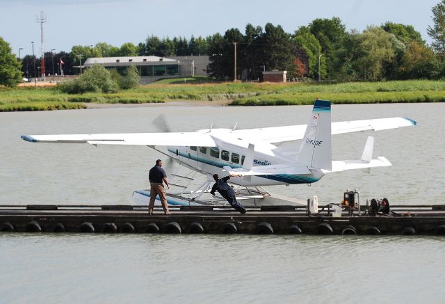 Cessna Caravan (C-FJOE) - That is how you turn a plane !!