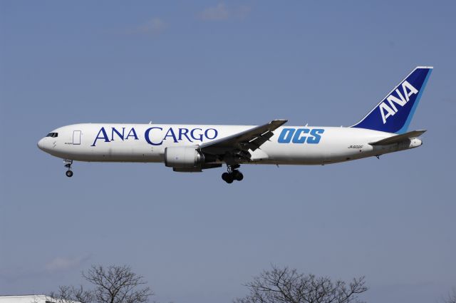 BOEING 767-300 (JA602F) - Final Approach to Narita Intl Airport Rwy34L on 2013/02/21