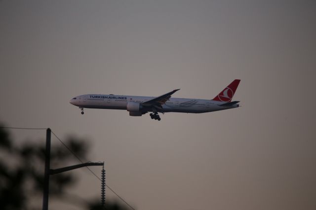BOEING 777-300ER (TC-LJK)