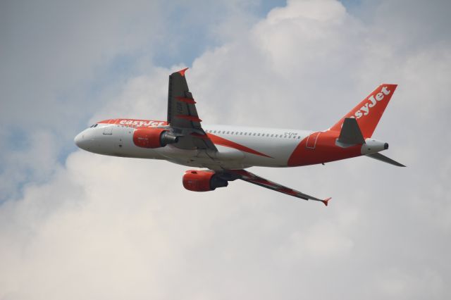 Airbus A320 (G-EZUR)