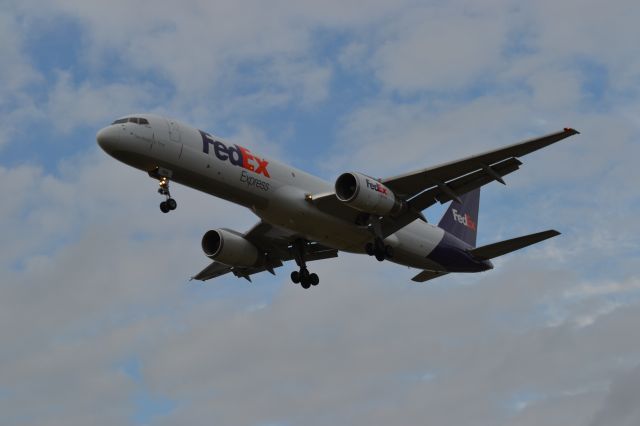 Boeing 757-200 (N924FD) - Approach Final to Runway 21 - KFSD (Sioux Falls) 4-13-2012