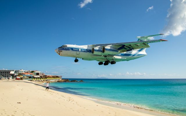 Ilyushin Il-76 (RA-76511) - Ilyushin II-76 over Maho Beach, St. Maarten (4/17/2020)