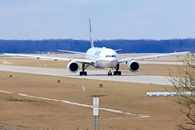 Boeing 777-200 (N788UA)