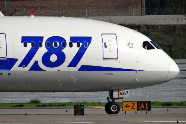 Boeing 787-8 (JA823A)