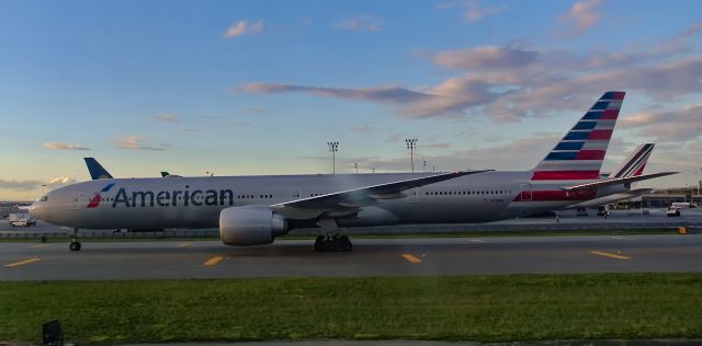 BOEING 777-300ER (N718AN)