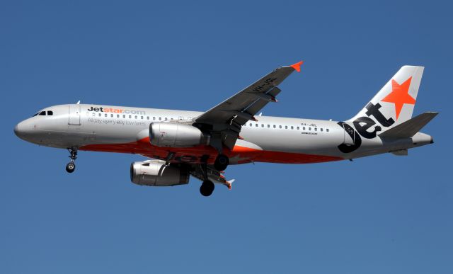 VH-JQL — - Short Final To 16L