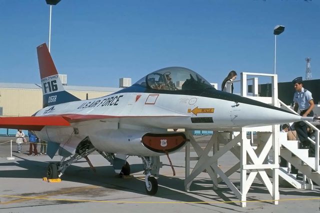 Lockheed F-16 Fighting Falcon (72-1568) - The second General Dynamics YF-16 Fighting Falcon 72-1568 at the Edwards Air Force Base open house on November 16, 1975. 