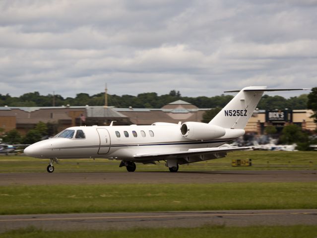 Cessna Citation CJ3 (N525EZ) - Landing runway 26.