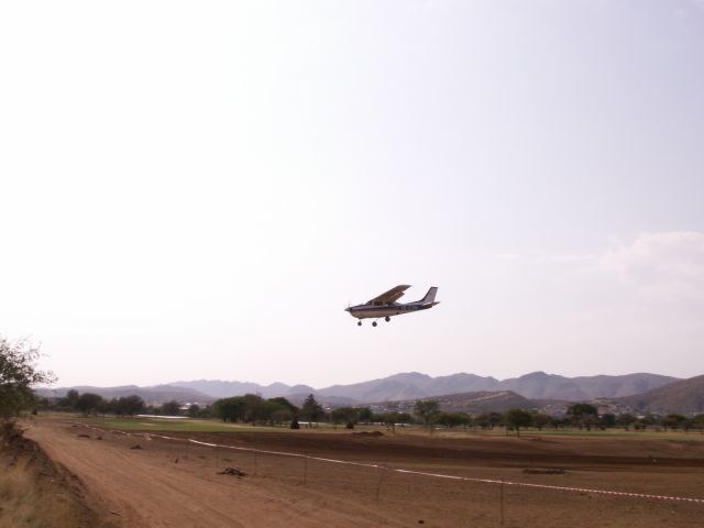 V5-CVW — - Planespotting am Morgen des 23.09.2009 auf dem Golfplatz des Windhoek Country Club an der Absperrung zum Airport Windhoek Eros. Nach V5-RNO und V5-ELZ kommt nun dieser Vogel an, versucht gerade zum drittenmal den Landeanflug. Eine Cessna 210L Centurion II mit der Reg V5-CVW.