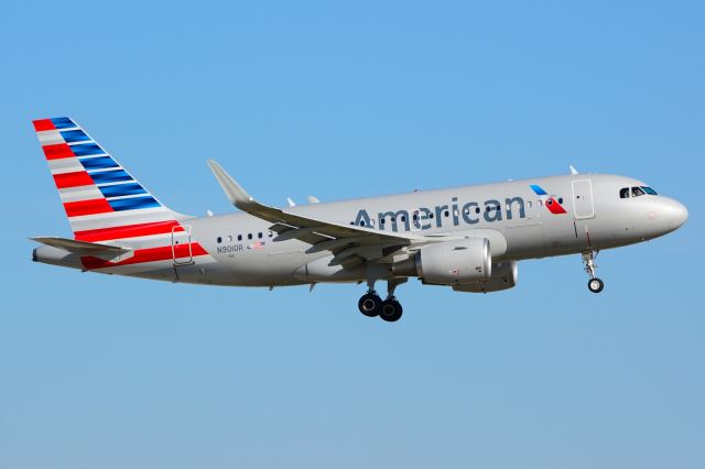 Airbus A319 (N9010R) - American - N9010R - A319 - Arriving KDFW 11/29/2013