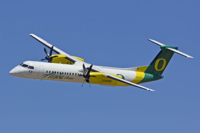 de Havilland Dash 8-400 (N407QX) - Bombardier Dash 8-Q401. Horizon Air - U of O - Oregon Ducks. Airshow flyby. 7-27-12