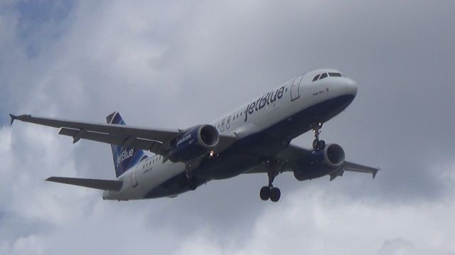 Airbus A320 (N633JB)