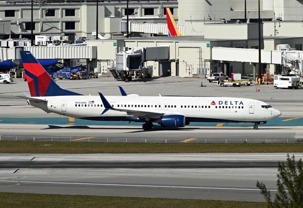 Boeing 737-900 (N904DN)