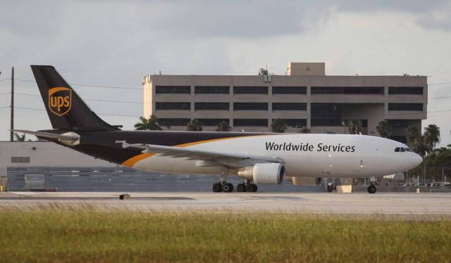 Airbus A300F4-600 (N141UP) - Taxing in the evening of the 12th of June, 2018. Click on full.