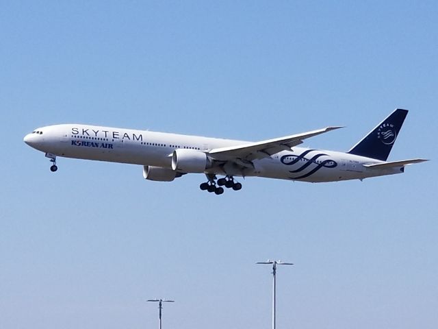 BOEING 777-300ER (HL7783) - Korean Air 777-300ER in the SKYTEAM livery arriving LAX  25L.