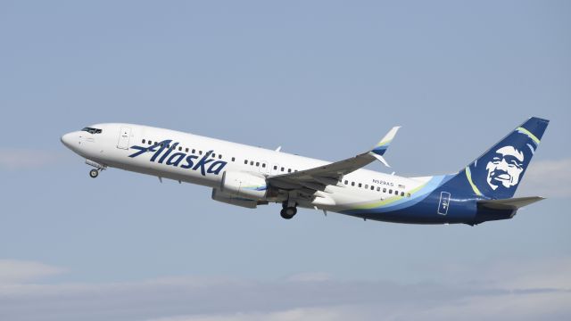 Boeing 737-900 (N529AS) - Departing LAX on 25R