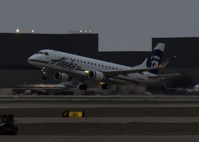 Embraer 175 (N174SY)