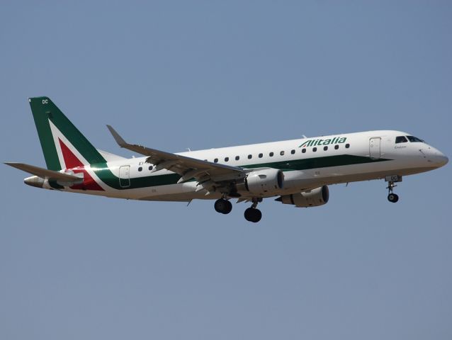 Airbus A320 (EI-RDC) - Landing on rwy 34br /Embraer ERJ-170-200SD