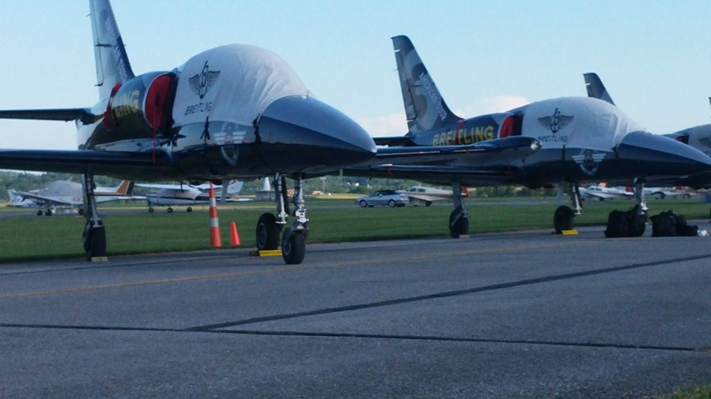 Aero L-39 Albatros — - the Breitling Jet Team @ KFDKs 2015 Fly-in