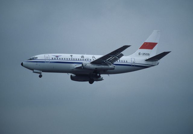 Boeing 737-200 (B-2509) - Final Approach to Kai-Tak Intl Airport Rwy13 on 1989/12/23