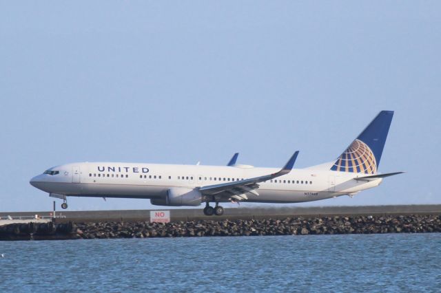 Boeing 737-900 (N37468)