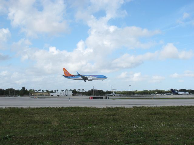 Boeing 737-800 (C-FTZD)