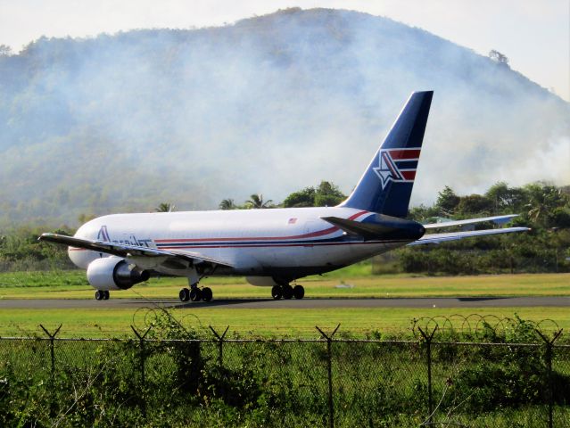 BOEING 767-300 (N741AX)