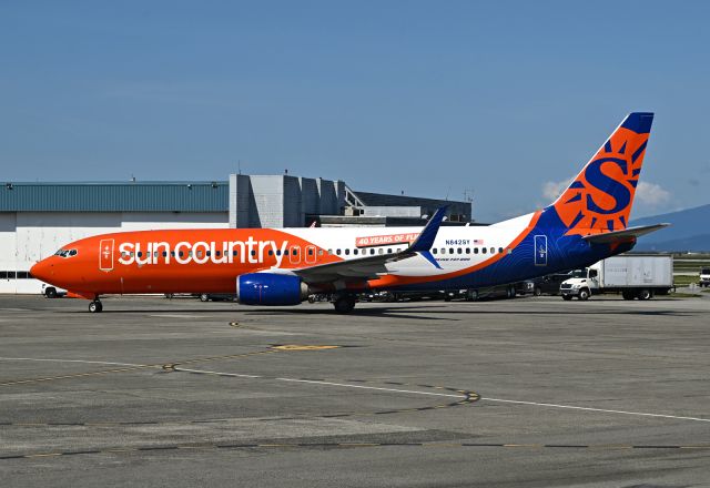 Boeing 737-800 (N842SY)