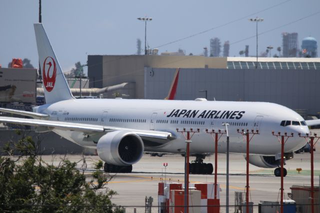 BOEING 777-300ER (JA733J)