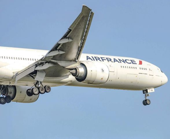 BOEING 777-300 (F-GSQG) - Air France 378 landing 22R, nice equipment swap for the day, usually operated by the 787-900 but they sent the 777W.