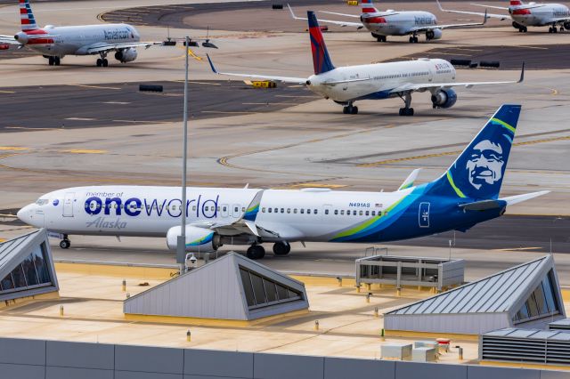 Boeing 737-900 (N491AS) - An Alaska Airlines 737-900 in Oneworld special livery taxiing at PHX on 2/13/23, the busiest day in PHX history, during the Super Bowl rush. Taken with a Canon R7 and Canon EF 100-400 II L lens.