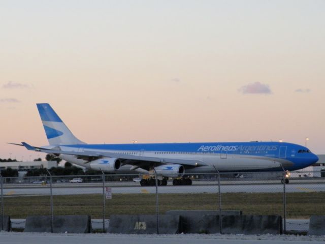 Airbus A340-300 (LV-CSD)