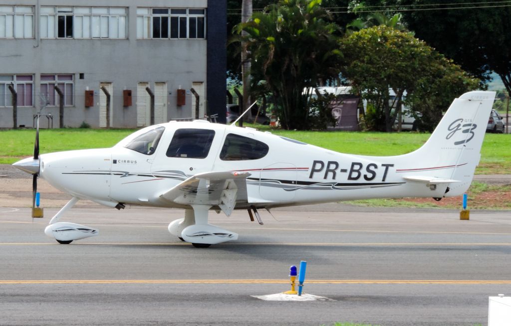Cirrus SR-22 (PR-BST)