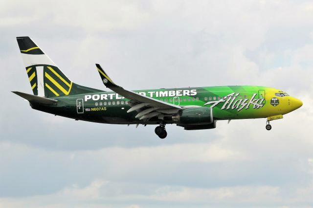 Boeing 737-700 (N607AS) - 10-C 08-07-17 Arriving from PDX.