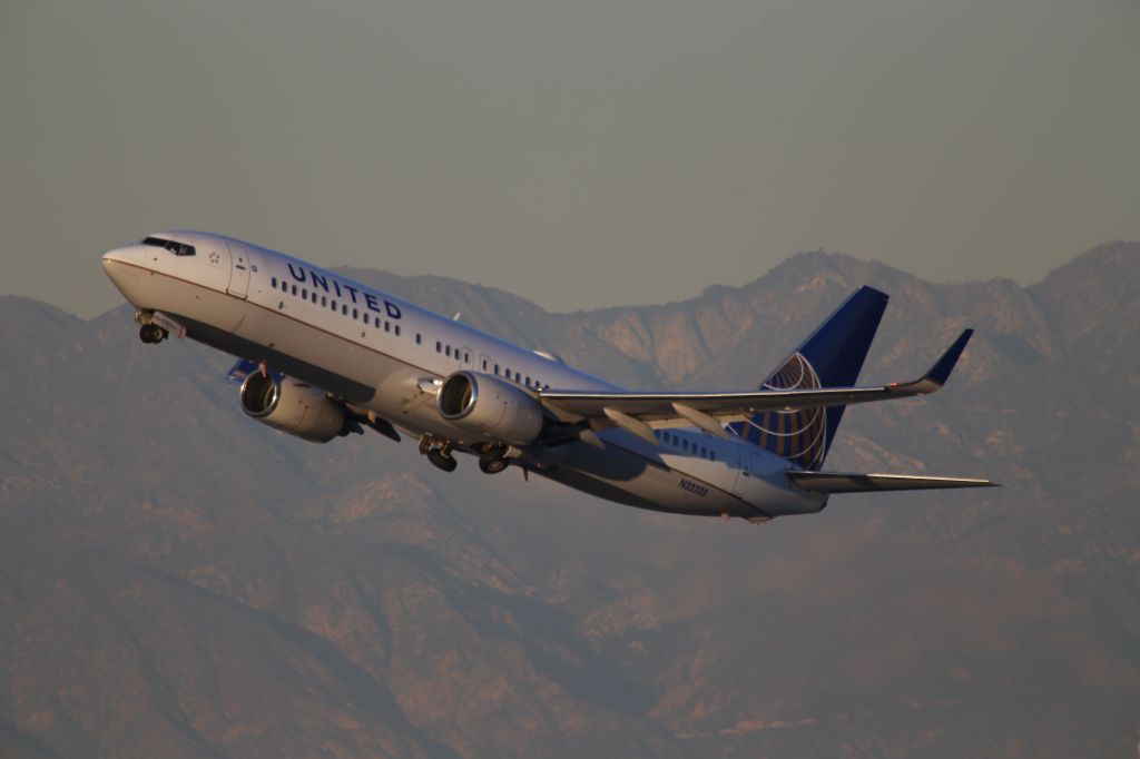Boeing 737-900 (N33203)