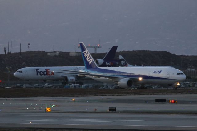 Boeing 777-200 —