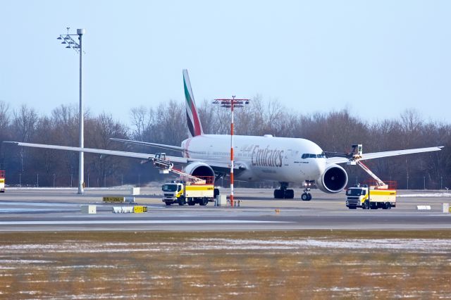 BOEING 777-300ER (A6-ENU)