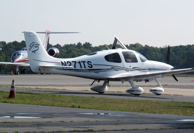 Cirrus SR-22 (N271TS)